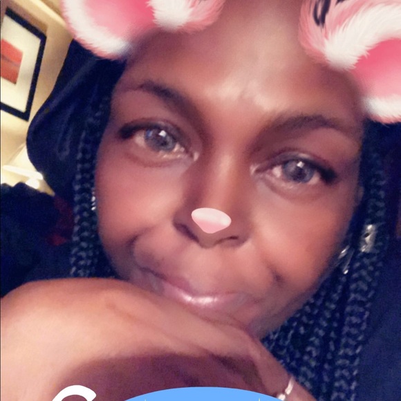 Poshmark profile picture for @phyre